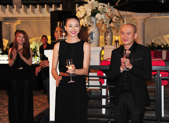 Cô cảm ơn tình cảm của bạn bè dành cho cho mình trong ngày đặc biệt. Cô cảm ơn tình cảm của bạn bè dành cho cho mình trong ngày đặc biệt.