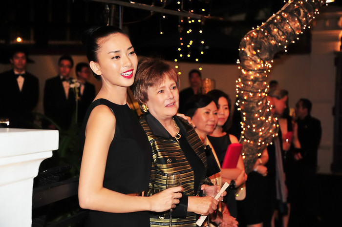 Bên dưới, chủ nhân buổi dạ tiệc hào hứng theo dõi, gương mặt ngập tràn hạnh phúc. Bên dưới, chủ nhân buổi dạ tiệc hào hứng theo dõi, gương mặt ngập tràn hạnh phúc.