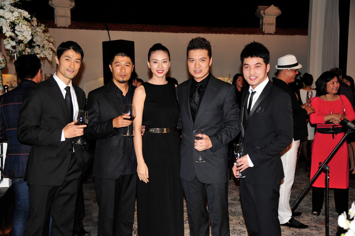 Chụp hình lưu niệm cùng những người bạn nổi tiếng: Trí Nguyễn, Charlie Nguyễn, Cường Ngô, Ưng Hoàng Phúc. Chụp hình lưu niệm cùng những người bạn nổi tiếng: Trí Nguyễn, Charlie Nguyễn, Cường Ngô, Ưng Hoàng Phúc.