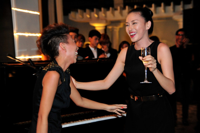 Nụ cười sảng khoái của cô diễn viên Ngôi nhà trong hẻm và ca sĩ Thảo Trang. Nụ cười sảng khoái của cô diễn viên Ngôi nhà trong hẻm và ca sĩ Thảo Trang.