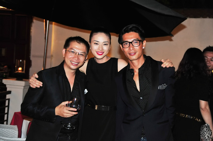 Bên cạnh nhiếp ảnh gia Phạm Hoài Nam và một người bạn. Bên cạnh nhiếp ảnh gia Phạm Hoài Nam và một người bạn.