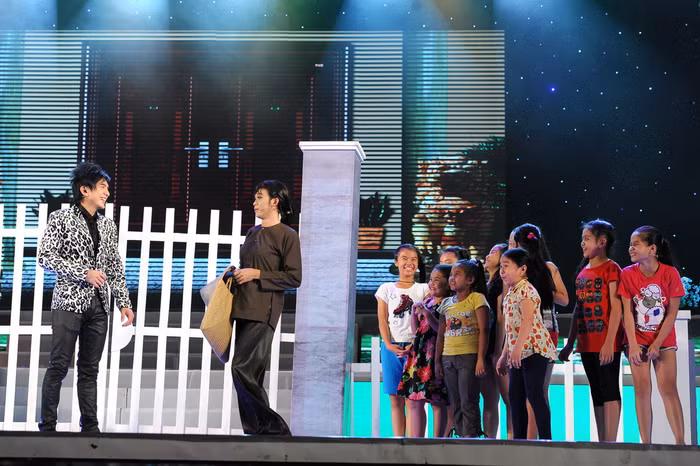 Bé Tư đã quay về ngôi nhà nhỏ, có cuộc sống bình dị trong tình yêu với chàng Bo và những trẻ em cơ nhỡ… Bé Tư đã quay về ngôi nhà nhỏ, có cuộc sống bình dị trong tình yêu với chàng Bo và những trẻ em cơ nhỡ…