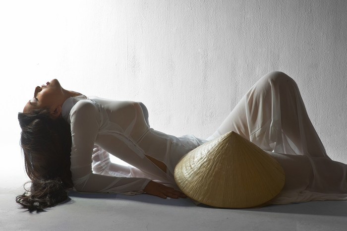 "Tôi không thấy thấp thoáng chút dung tục nào mà cảm nhận đầy đủ đủ tính chân, thiện, mỹ, trong từng bức ảnh” - Huỳnh Ngọc Dân. >> Áo dài khoe nét xuân thì - ai hơn Mai Phương Thúy?