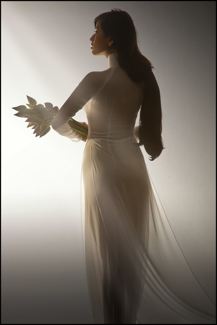 Kỹ thuật ngược sáng đã tạo hiệu ứng cho vẻ đẹp trong ngần của Mai Phương Thúy trở nên lung linh và huyền ảo. Kỹ thuật ngược sáng đã tạo hiệu ứng cho vẻ đẹp trong ngần của Mai Phương Thúy trở nên lung linh và huyền ảo.