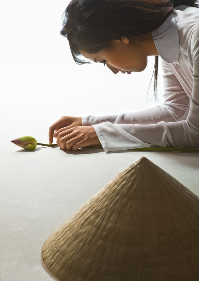 Nhiếp ảnh gia Quốc Huy cho biết cảm xúc của anh lúc thực hiện bộ ảnh: “Tôi rất bất ngờ trước cách làm việc rất chuyên nghiệp và nghiêm túc của Thúy. Thuý đến phòng chụp rất đúng giờ và hoàn toàn tập trung khi đứng trước ống kính". Nhiếp ảnh gia Quốc Huy cho biết cảm xúc của anh lúc thực hiện bộ ảnh: “Tôi rất bất ngờ trước cách làm việc rất chuyên nghiệp và nghiêm túc của Thúy. Thuý đến phòng chụp rất đúng giờ và hoàn toàn tập trung khi đứng trước ống kính".