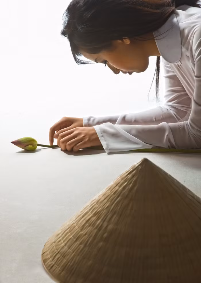 Nhiếp ảnh gia Quốc Huy cho biết cảm xúc của anh lúc thực hiện bộ ảnh: “Tôi rất bất ngờ trước cách làm việc rất chuyên nghiệp và nghiêm túc của Thúy. Thuý đến phòng chụp rất đúng giờ và hoàn toàn tập trung khi đứng trước ống kính".