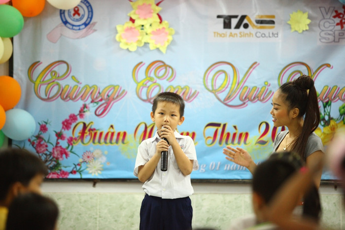 Đoan Trang đã rưng rưng xúc động, cất giọng hát bài Đứa bé cùng một bé trai có hoàn cảnh đáng thương. Ánh hào quang hàng ngày của cô ca sĩ đã biến mất, chỉ còn sự dung dị, chất chứa tình người. Đoan Trang đã rưng rưng xúc động, cất giọng hát bài Đứa bé cùng một bé trai có hoàn cảnh đáng thương. Ánh hào quang hàng ngày của cô ca sĩ đã biến mất, chỉ còn sự dung dị, chất chứa tình người.