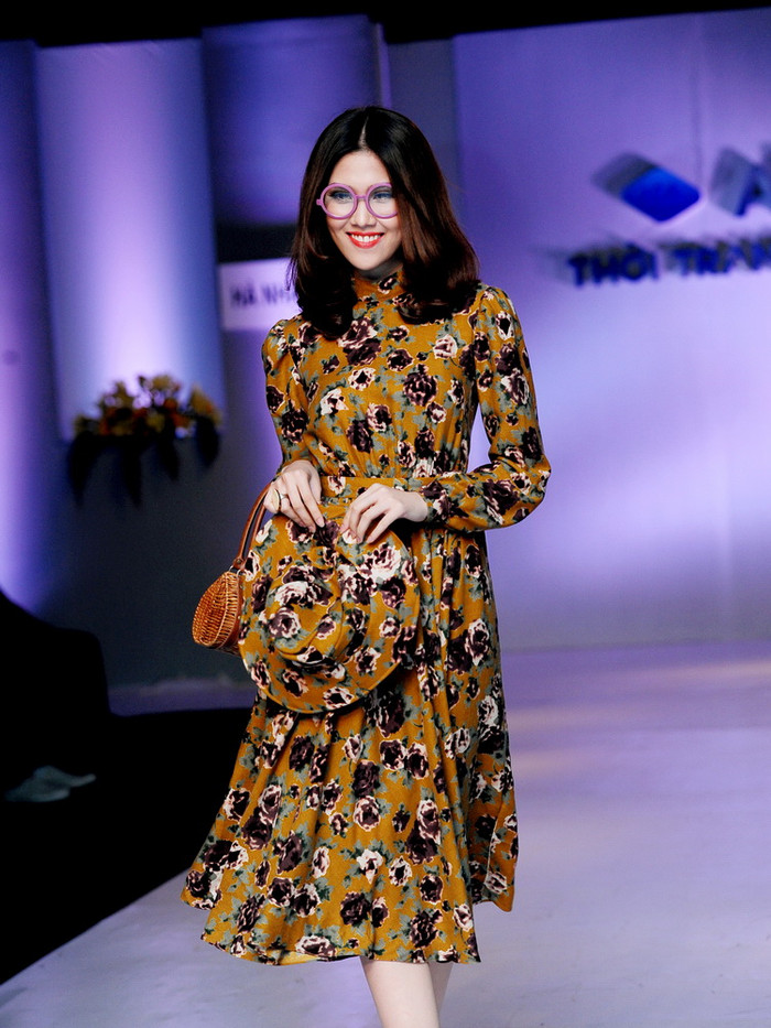 Phong cách trình diễn của Thu Hằng phù hợp với những mẫu thiết kế dành cho những cô gái trẻ năng động. Phong cách trình diễn của Thu Hằng phù hợp với những mẫu thiết kế dành cho những cô gái trẻ năng động.