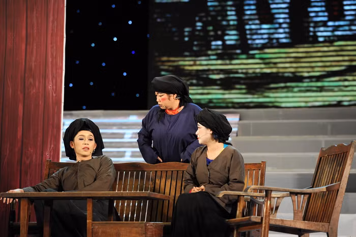 Nàng út vẫn không từ bỏ thói… mê trai và tiếp tục bị Ngọc Hoàng đày qua nhiều thân phận khác nhau. Có lúc nàng phải là một cô gái đỏng đảnh tên Huệ, sống chung hai cô gái lỡ thì Lụa (Phi Phụng) và Lan (Thanh Thủy). Nàng út vẫn không từ bỏ thói… mê trai và tiếp tục bị Ngọc Hoàng đày qua nhiều thân phận khác nhau. Có lúc nàng phải là một cô gái đỏng đảnh tên Huệ, sống chung hai cô gái lỡ thì Lụa (Phi Phụng) và Lan (Thanh Thủy).