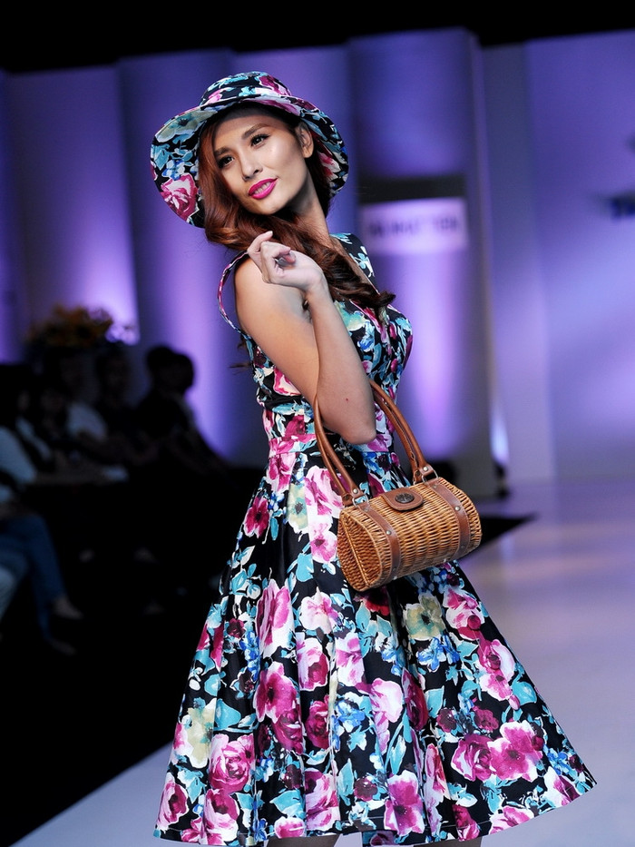 … và chiếc mũ rộng vành cùng tông màu, Kim Minh trông giống như một công nương châu Âu. … và chiếc mũ rộng vành cùng tông màu, Kim Minh trông giống như một công nương châu Âu.