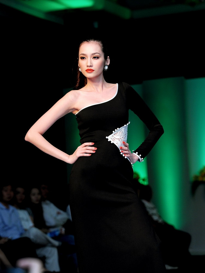 Cô đã “phô bày” một cơ thể mảnh khảnh, gầy guộc. Cô đã “phô bày” một cơ thể mảnh khảnh, gầy guộc.