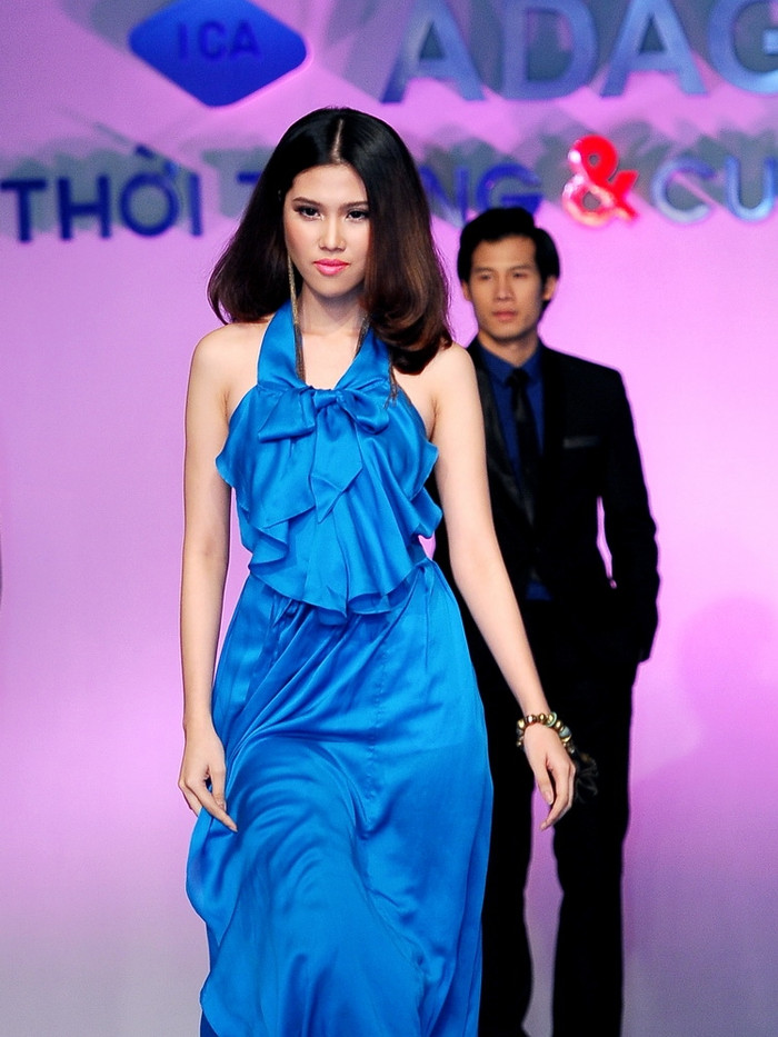 Thu Hằng quyến rũ qua từng sải chân uyển chuyễn trên sàn catwalk. Thu Hằng quyến rũ qua từng sải chân uyển chuyễn trên sàn catwalk.