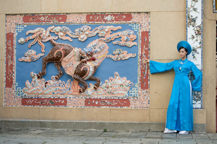 Cùng sự uy nghi của linh vật, được chạm trổ công phu trên tường… Cùng sự uy nghi của linh vật, được chạm trổ công phu trên tường…