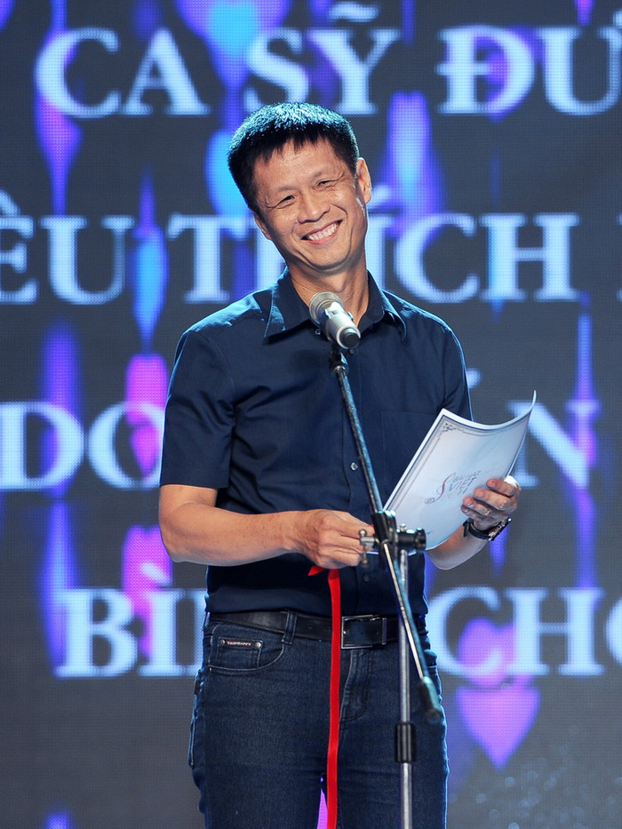 Vị đạo diễn khó tính đã nở một nụ cười hiếm hoi, rất… trẻ con.