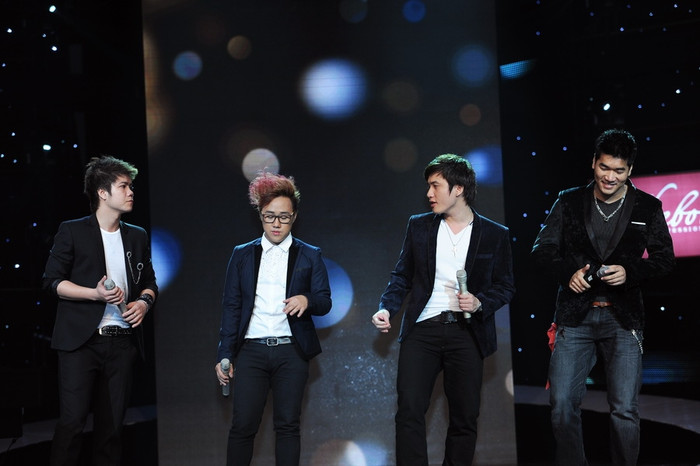 Bốn chàng trai: Đinh Mạnh Ninh, Trung Quân, Tô Minh Đức, Tạ Quang Thắng sôi nổi trong ca khúc Khát khao tôi của nhạc sĩ Dương Cầm.