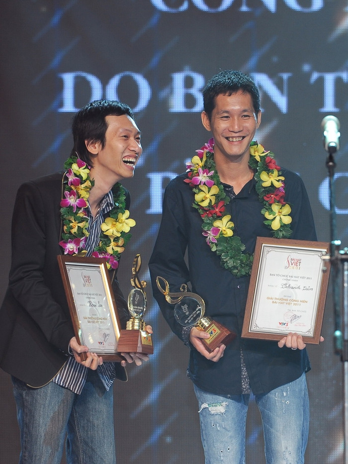 Sau đó, Thanh Tâm tiếp tục bước lên sân khấu nhận thêm giải Cống hiến do BTC bình chọn. Cùng nhận giải Cống hiến với anh còn có nhạc sĩ Hoài Sa (phải).