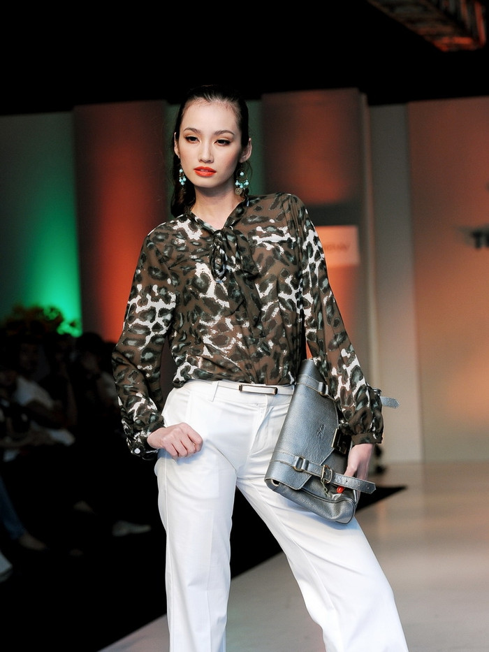 Nhưng Trúc Diễm chọn cho mình một phong thái "lạnh", ít nở nụ cười nên trông cô vẫn thiếu đi sự phơi phới, tràn đầy sức sống của tuổi thanh xuân. Nhưng Trúc Diễm chọn cho mình một phong thái "lạnh", ít nở nụ cười nên trông cô vẫn thiếu đi sự phơi phới, tràn đầy sức sống của tuổi thanh xuân.