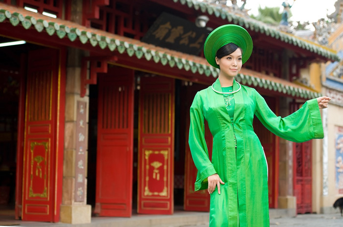 Cô gái 18 tuổi ngày nào (thời điểm Thuỳ Dung đăng quang Hoa hậu Việt Nam) đã vượt qua những sóng gió, nay chín chắn, đằm thắm hơn. Cô gái 18 tuổi ngày nào (thời điểm Thuỳ Dung đăng quang Hoa hậu Việt Nam) đã vượt qua những sóng gió, nay chín chắn, đằm thắm hơn.