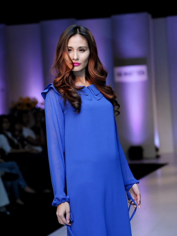 Cô sỡ hữu một gương mặt góc cạnh cá tính, đẹp sang trọng, rất phù hợp với sàn catwalk. Cô sỡ hữu một gương mặt góc cạnh cá tính, đẹp sang trọng, rất phù hợp với sàn catwalk.