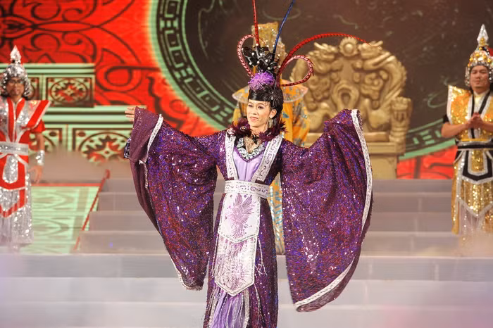 Hoài Linh vào vai nàng tiên út xinh đẹp… Hoài Linh vào vai nàng tiên út xinh đẹp…