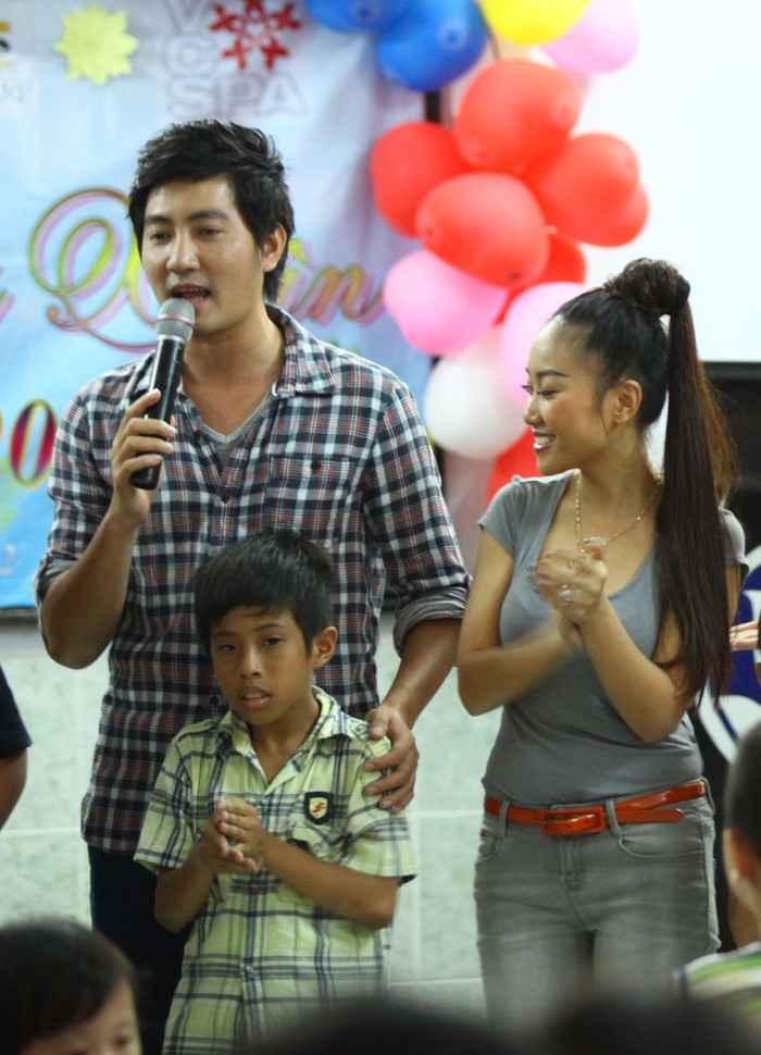 Và cùng ca sĩ Nguyễn Phi Hùng hoà giọng… Và cùng ca sĩ Nguyễn Phi Hùng hoà giọng…