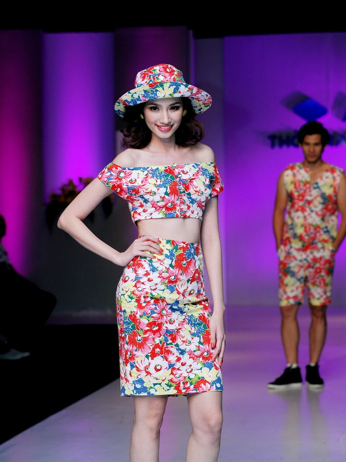 Bộ trang phục hở cổ, bụng đã “tố cáo” bờ vai gầy, vòng eo nhỏ quá mức của người đẹp. Bộ trang phục hở cổ, bụng đã “tố cáo” bờ vai gầy, vòng eo nhỏ quá mức của người đẹp.