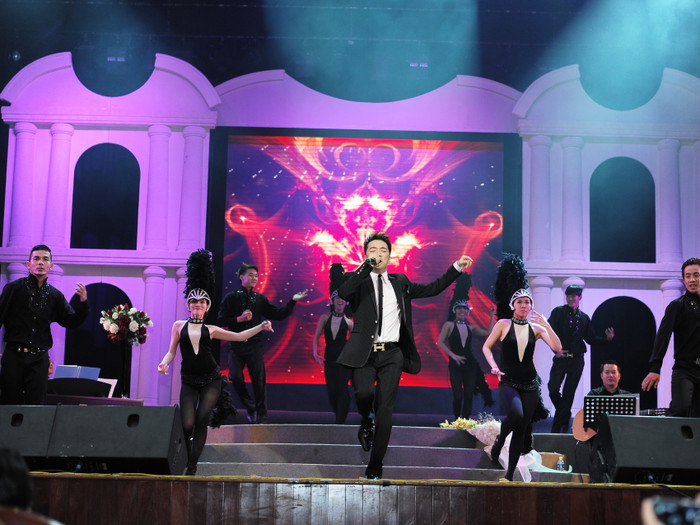 Đa phần các bộ trang phục Mr Đàm chọn mặc trong đêm liveshow là những bộ veston sang trọng..