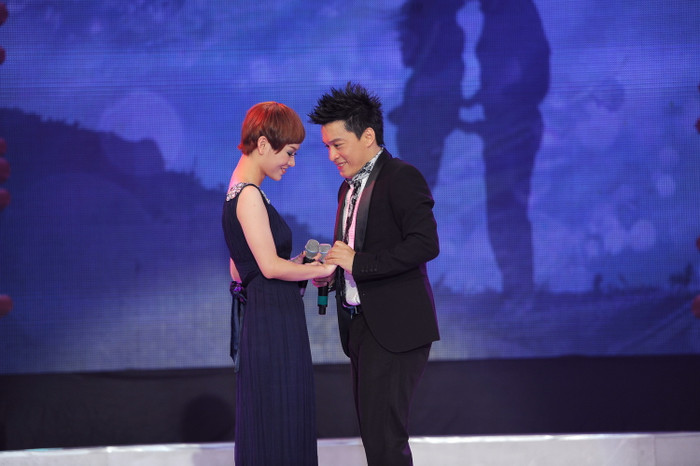 Lam Trường nói lời "Yêu em" ngọt ngào với Trà My. Lam Trường nói lời "Yêu em" ngọt ngào với Trà My.