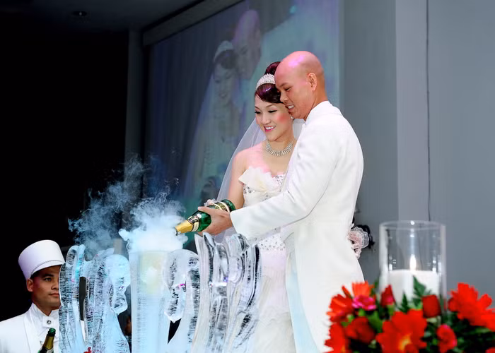 Cầm tay nhau rót ly rượu mừng…