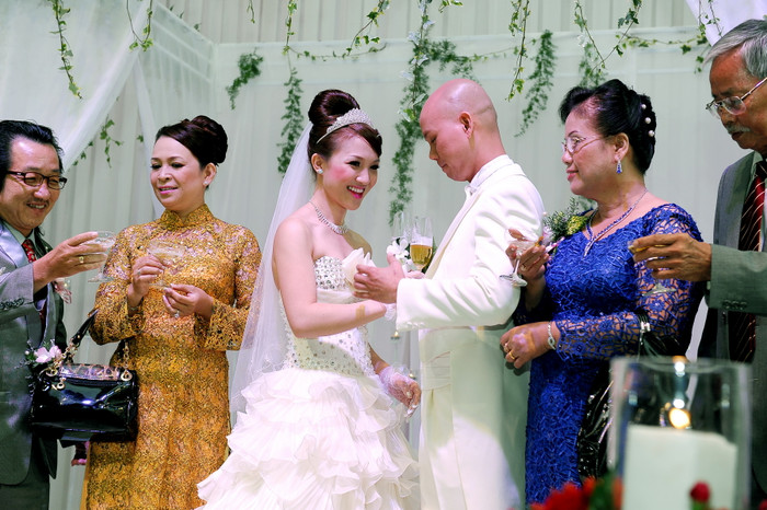 Và giao bôi, thề hẹn sống trọn đời bên nhau.