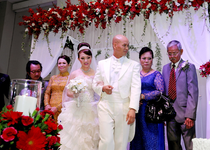 Đôi uyên ương chính thức bước vào cuộc sống hôn nhân, trước sự chứng kiến của hai họ, giới truyền thông, bạn bè…