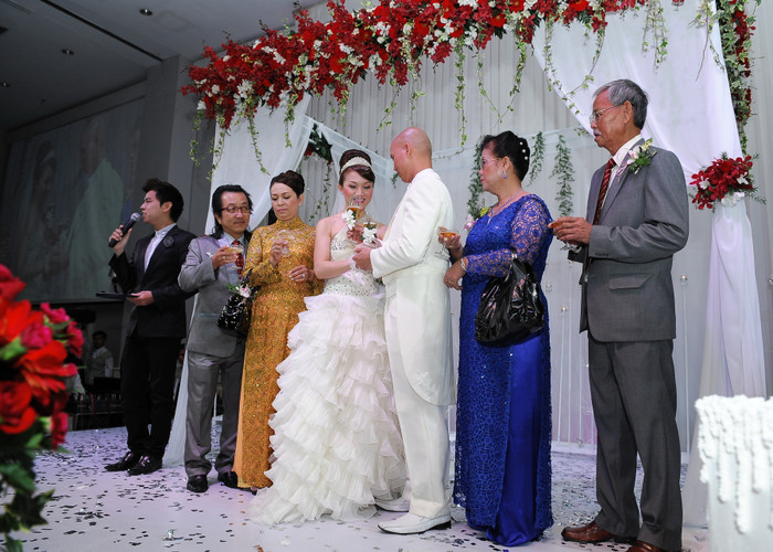 Cô dâu, chú rể mời các đấng sinh thành ly rượu hạnh phúc