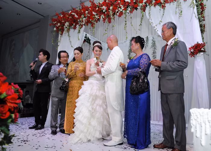 Cô dâu, chú rể mời các đấng sinh thành ly rượu hạnh phúc