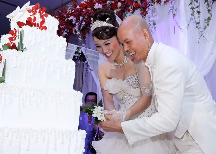 Cắt chiếc bánh gato, thể hiện sự ngọt ngào của tình yêu.