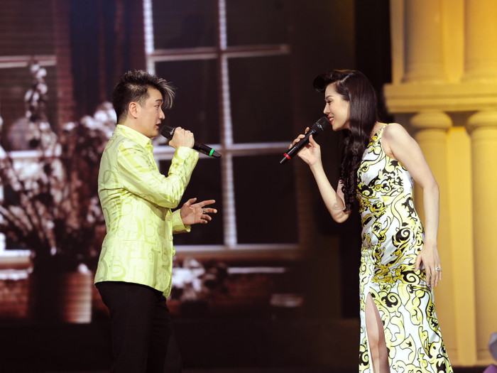Hát cùng Lệ Quyên ca khúc Biết nói gì đây. Lệ Quyên trong chiếc áo xường xám, trẻ trung bên cạnh Mr Đàm áo vest lịch lãm. Tiết mục này tạo cho khán giả sự thích thú bởi sự phối hợp ăn ý của họ.