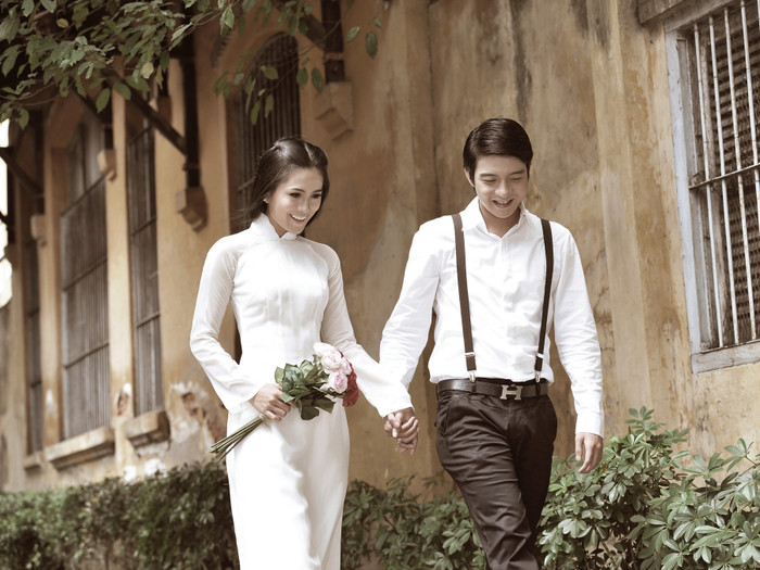 Tình tứ dẫn nhau đi tìm một quán cóc ven đường.