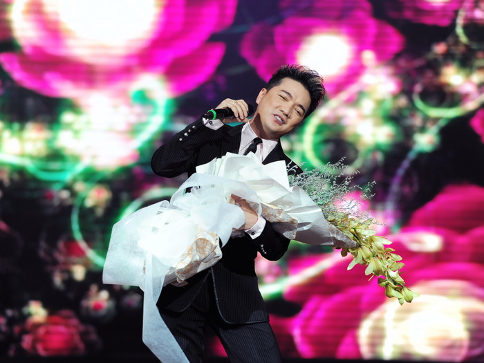 Sự mãn nguyện của Mr Đàm khi kết thúc một liveshow thành công. Anh đã mang đến cho khán giả một đêm nhạc nhiều màu sắc, chất lượng trong những ngày đầu năm mới.