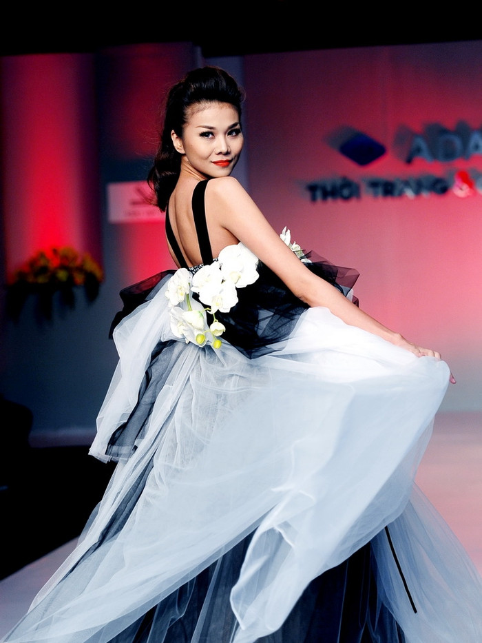 Siêu mẫu Thanh Hằng luôn chứng tỏ đẳng cấp vedette của mình, thu hút mọi ánh nhìn trong mỗi lần xuất hiện. Siêu mẫu Thanh Hằng luôn chứng tỏ đẳng cấp vedette của mình, thu hút mọi ánh nhìn trong mỗi lần xuất hiện.