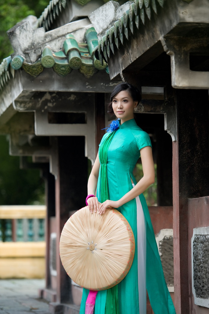 Cô gái Bắc Bộ trẻ trung dưới mái chùa “già cỗi”, phủ rêu phong thời gian. Cô gái Bắc Bộ trẻ trung dưới mái chùa “già cỗi”, phủ rêu phong thời gian.