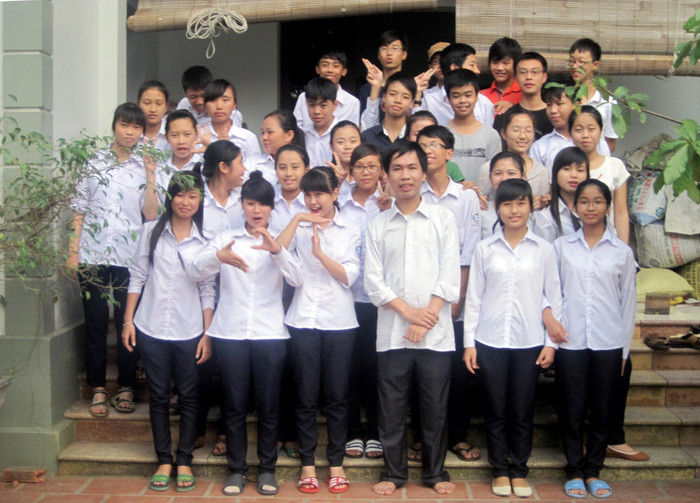 Trong suốt 28 năm “chèo đò”, điều quý giá nhất với người thầy ấy chính là được “sống trong trái tim học trò”. Ảnh: Thầy Trường cung cấp Trong suốt 28 năm “chèo đò”, điều quý giá nhất với người thầy ấy chính là được “sống trong trái tim học trò”. Ảnh: Thầy Trường cung cấp