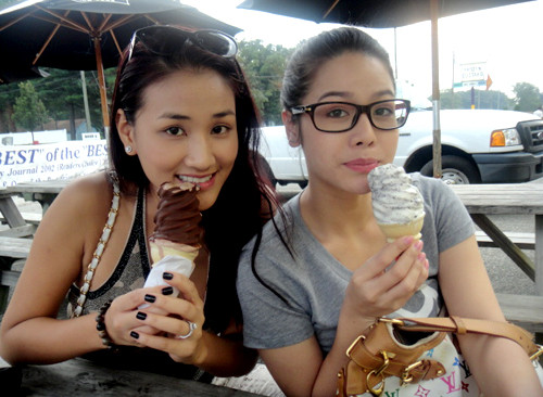 Nhật Kim Anh (phải) cũng đồng hành cùng Maya trong chuyến lưu diễn ở hải ngoại. Khi có thời gian rảnh, hai người đẹp lại rủ nhau đi mua sắm và ăn vặt. (Theo:phapluattp). Xem thêm: Sao Việt đẹp/ Sao Việt xấu Nhật Kim Anh (phải) cũng đồng hành cùng Maya trong chuyến lưu diễn ở hải ngoại. Khi có thời gian rảnh, hai người đẹp lại rủ nhau đi mua sắm và ăn vặt. (Theo:phapluattp). Xem thêm: Sao Việt đẹp/ Sao Việt xấu