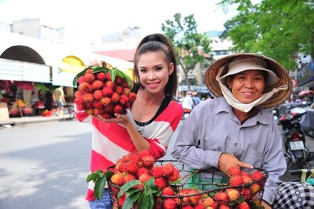 Ngoài đời Khởi My ăn mặc giản dị nhưng cực đáng yêu và xinh xắn. (Theo: hoahoctro) Xem thêm: Sao Việt đẹp/ Sao Việt xấu Ngoài đời Khởi My ăn mặc giản dị nhưng cực đáng yêu và xinh xắn. (Theo: hoahoctro) Xem thêm: Sao Việt đẹp/ Sao Việt xấu