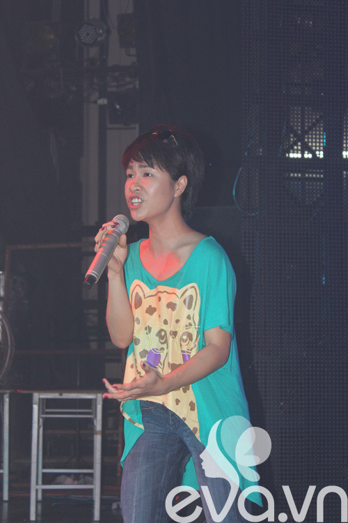 Uyên Linh không trang điểm và ăn mặc phá cách kiểu luộm thuộm vẫn khiến fan thích thú. (Theo: eva) Xem thêm: Sao Việt đẹp/ Sao Việt xấu Uyên Linh không trang điểm và ăn mặc phá cách kiểu luộm thuộm vẫn khiến fan thích thú. (Theo: eva) Xem thêm: Sao Việt đẹp/ Sao Việt xấu