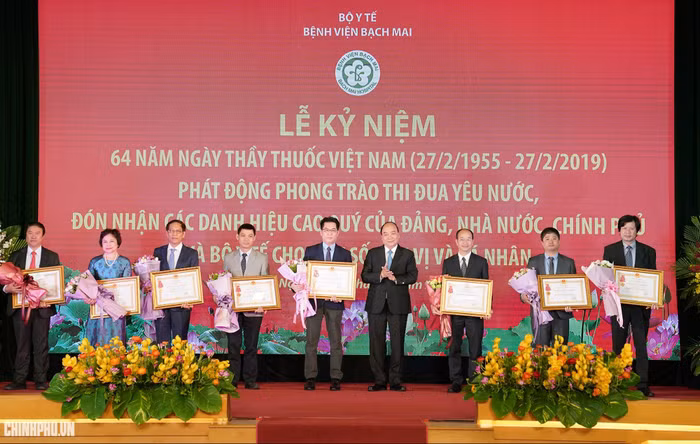 Thủ tướng trao huân chương cho các cá nhân có thành tích xuất sắc. Ảnh: VGP