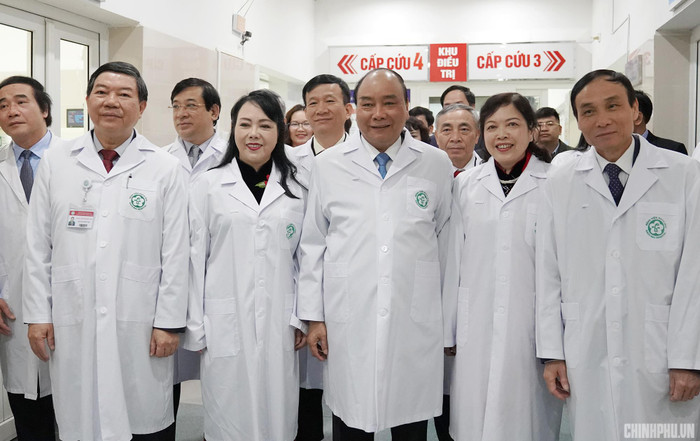 Thủ tướng đánh giá cao những hy sinh thầm lặng của các y, bác sĩ. Ảnh: VGP