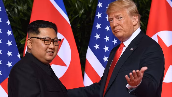 Nhà lãnh đạo Triều Tiên Kim Jong-un và Tổng thống Hoa Kỳ Donald Trump tại hội nghị thượng đỉnh ở Singapore ngày 12/6, ảnh: Casino.org.