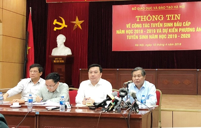 Ngày 10/4, Ban Giám đốc Sở Giáo dục và Đào tạo Hà Nội giải thích thêm với báo chí về phương án tuyển sinh lớp 10 năm tới trước bức xúc của dư luận. Ảnh: Báo Nhân Dân. Ngày 10/4, Ban Giám đốc Sở Giáo dục và Đào tạo Hà Nội giải thích thêm với báo chí về phương án tuyển sinh lớp 10 năm tới trước bức xúc của dư luận. Ảnh: Báo Nhân Dân.