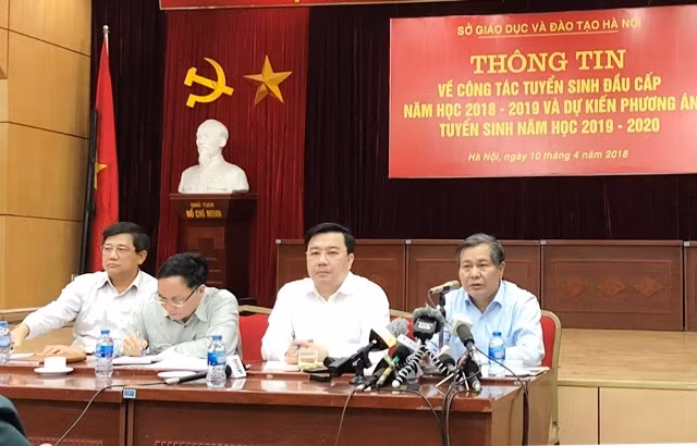 Ngày 10/4, Ban Giám đốc Sở Giáo dục và Đào tạo Hà Nội giải thích thêm với báo chí về phương án tuyển sinh lớp 10 năm tới trước bức xúc của dư luận. Ảnh: Báo Nhân Dân.