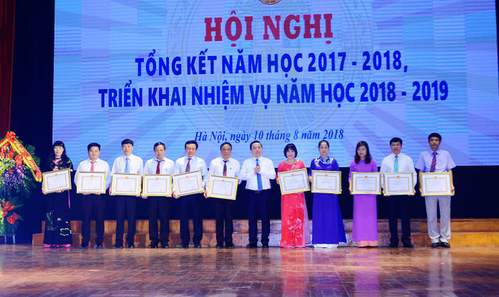 Giám đốc Sở Giáo dục và Đào tạo Hà Nội Chử Xuân Dũng trao bằng khen của Ủy ban nhân dân thành phố cho các đơn vị trong lễ tổng kết năm học ngày 10/8/2018. Ảnh: hanoi.edu.vn. Giám đốc Sở Giáo dục và Đào tạo Hà Nội Chử Xuân Dũng trao bằng khen của Ủy ban nhân dân thành phố cho các đơn vị trong lễ tổng kết năm học ngày 10/8/2018. Ảnh: hanoi.edu.vn.