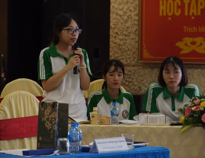 Sinh viên Đại học Tài nguyên và Môi trường trao đổi tại tọa đàm. Ảnh: Linh Đan
